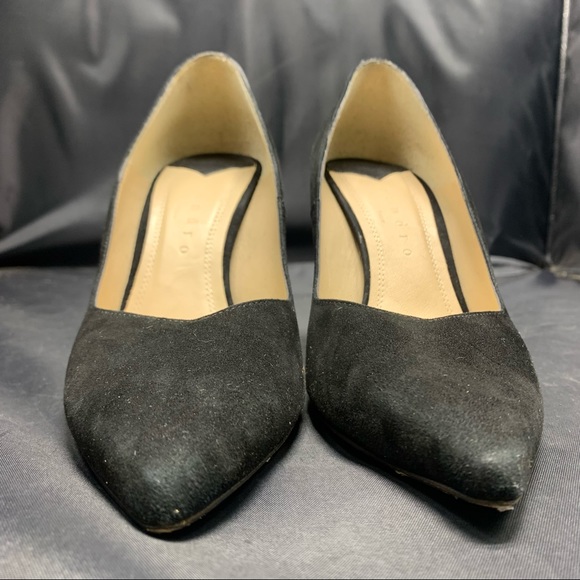 Pointed Toe V-Neck Pumps - Picture 4 of 11